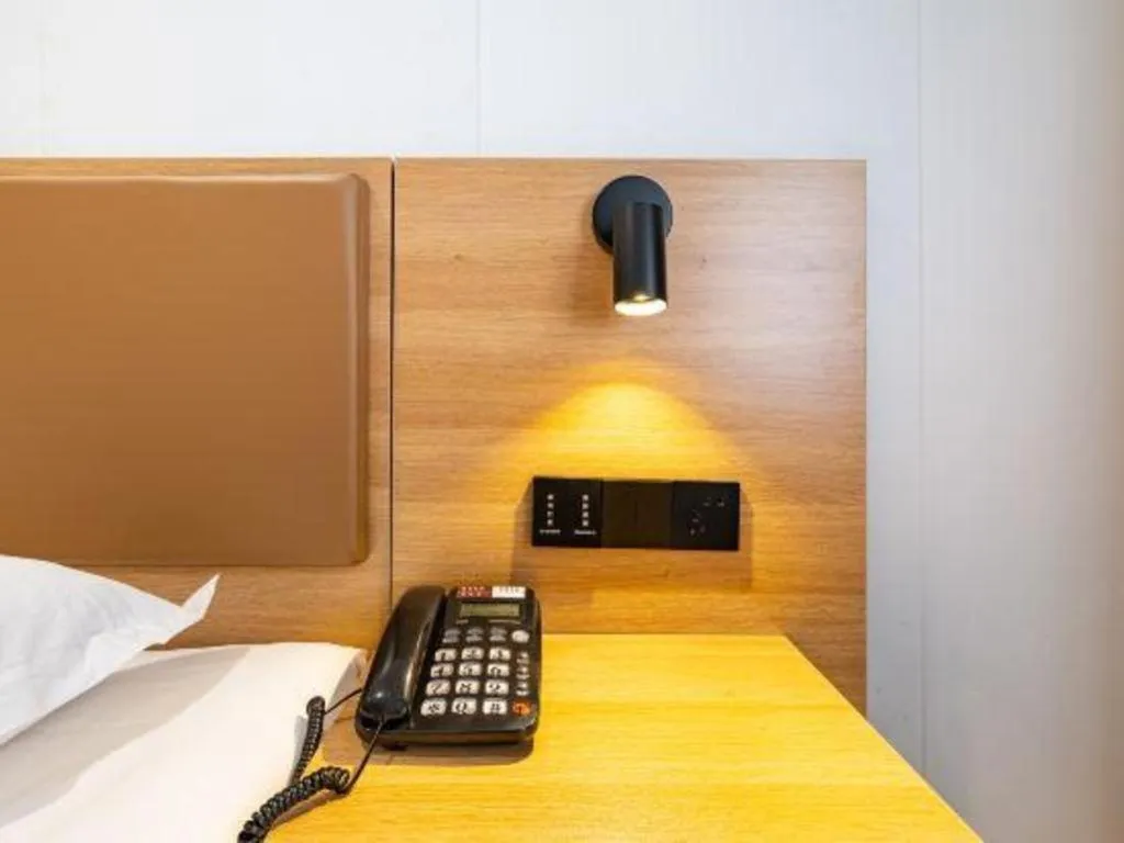 Bed in GreenTree Inn Express Shanghai Baoshan District Youyi Road Metro Station