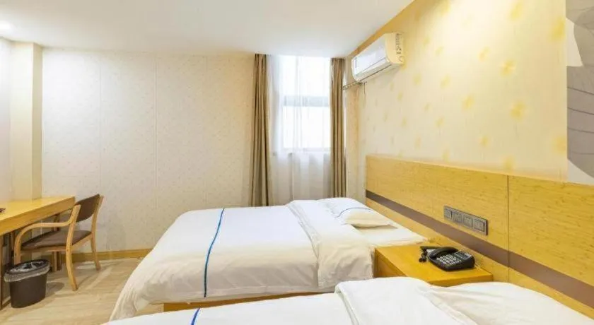 Bed in GreenTree Inn Express Shanghai Baoshan District Youyi Road Metro Station