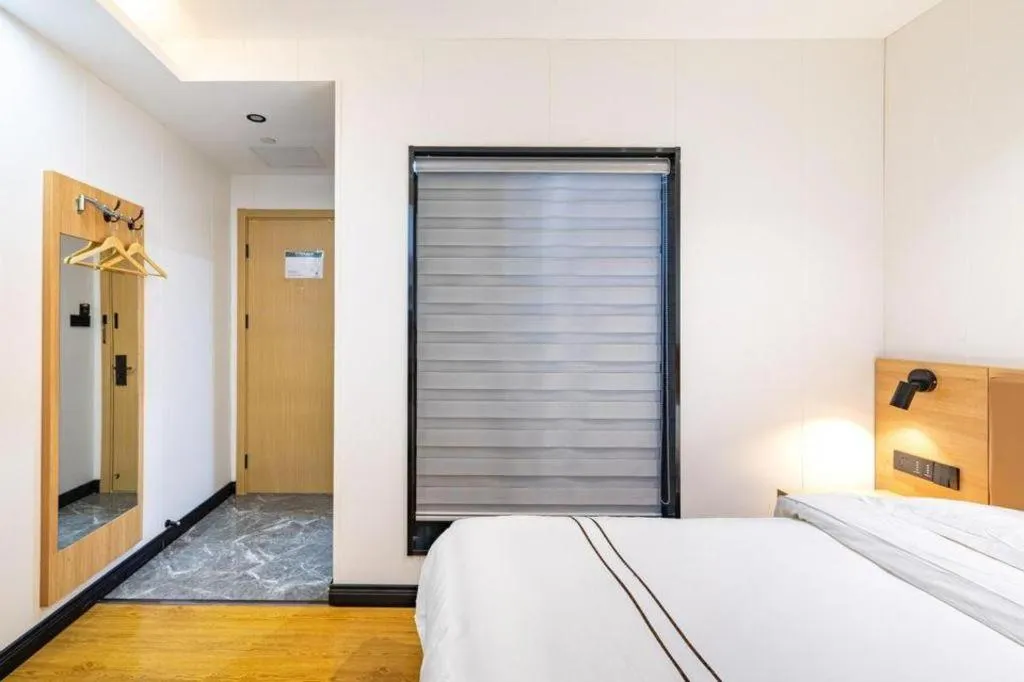 Bed in GreenTree Inn Express Shanghai Baoshan District Youyi Road Metro Station