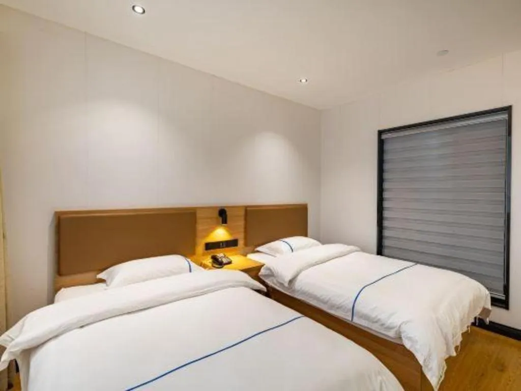 Bed in GreenTree Inn Express Shanghai Baoshan District Youyi Road Metro Station