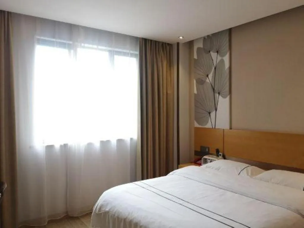 Bed in GreenTree Inn Express Shanghai Baoshan District Youyi Road Metro Station