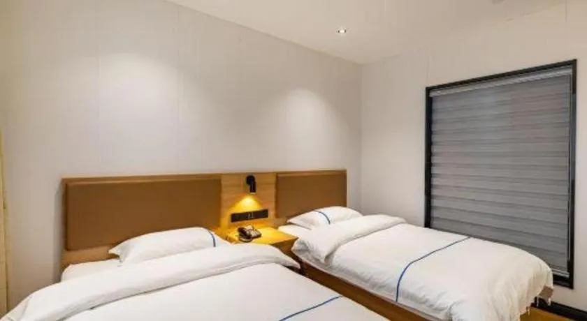 Bed in GreenTree Inn Express Shanghai Baoshan District Youyi Road Metro Station