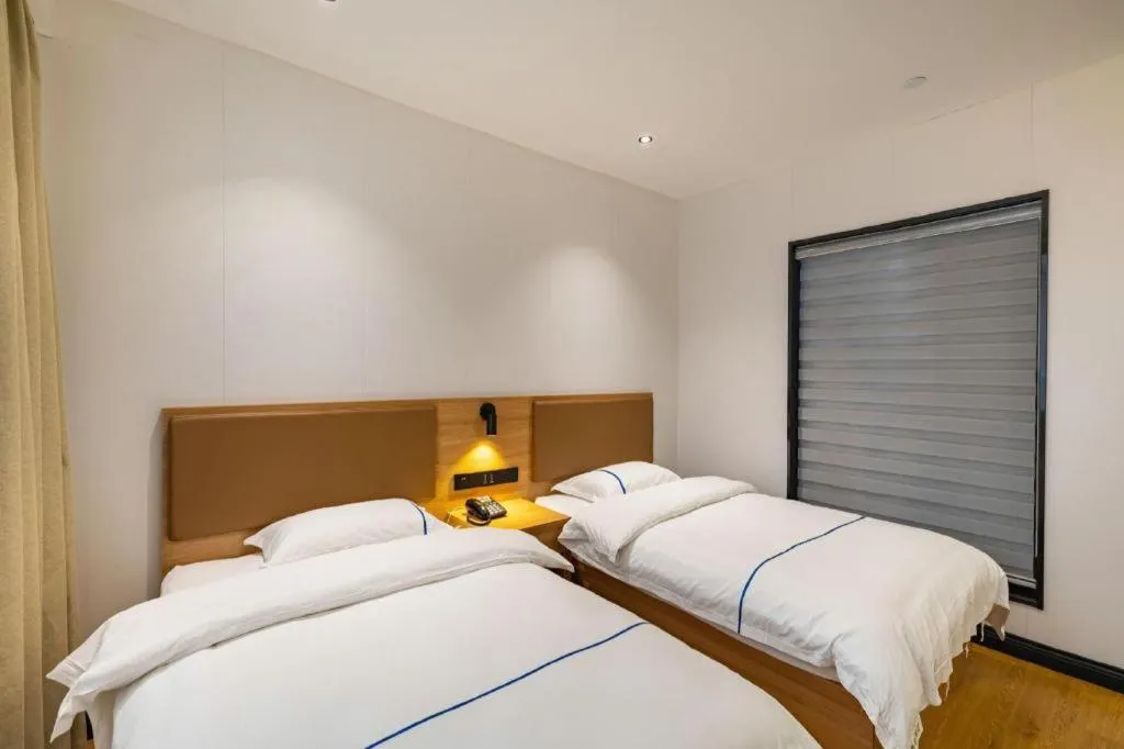 Bed in GreenTree Inn Express Shanghai Baoshan District Youyi Road Metro Station