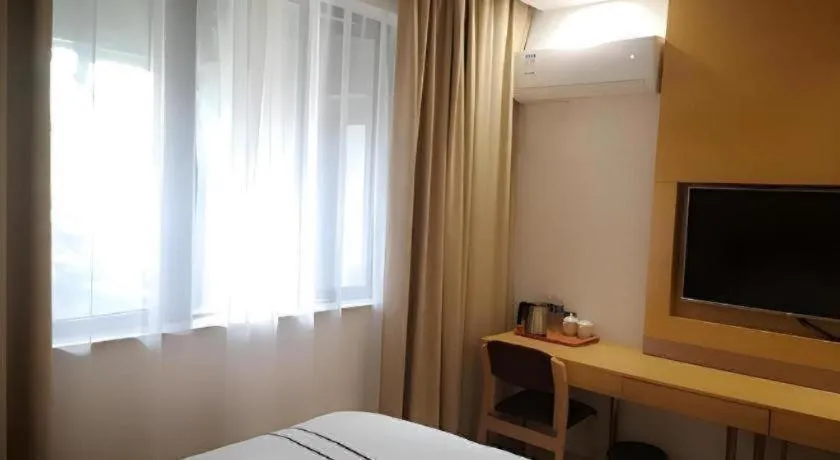 Bed in GreenTree Inn Express Shanghai Baoshan District Youyi Road Metro Station