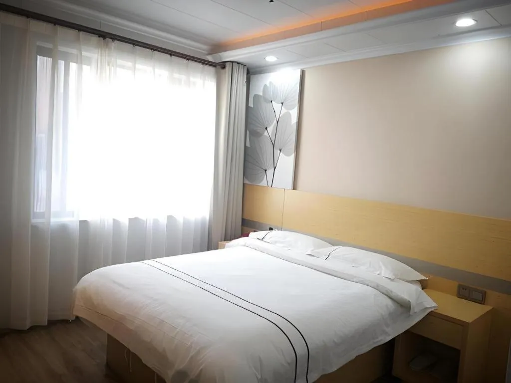 Bed in GreenTree Inn Express Shanghai Baoshan District Youyi Road Metro Station