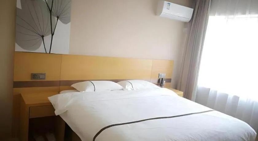 Bed in GreenTree Inn Express Shanghai Baoshan District Youyi Road Metro Station