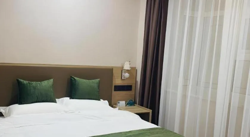 Bed in GreenTree Inn Express Xuzhou Pizhou Tiefu Town Bus station.