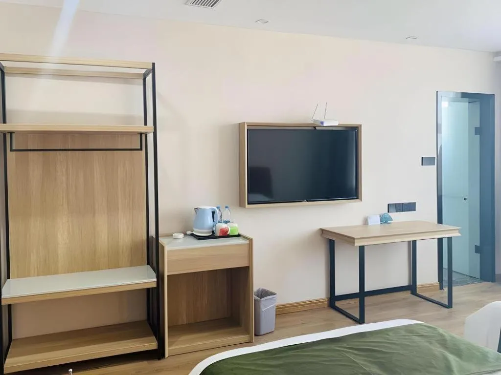 Bed in GreenTree Inn Express Xuzhou Pizhou Tiefu Town Bus station.