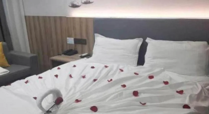 Bed in VX Hotel Hangzhou Banshan