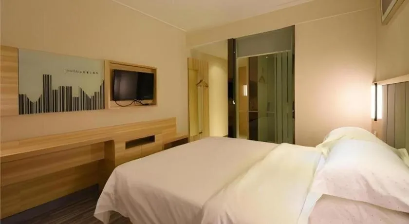 Bed in City Comfort Inn Changsha Window of the World Zhongmao City