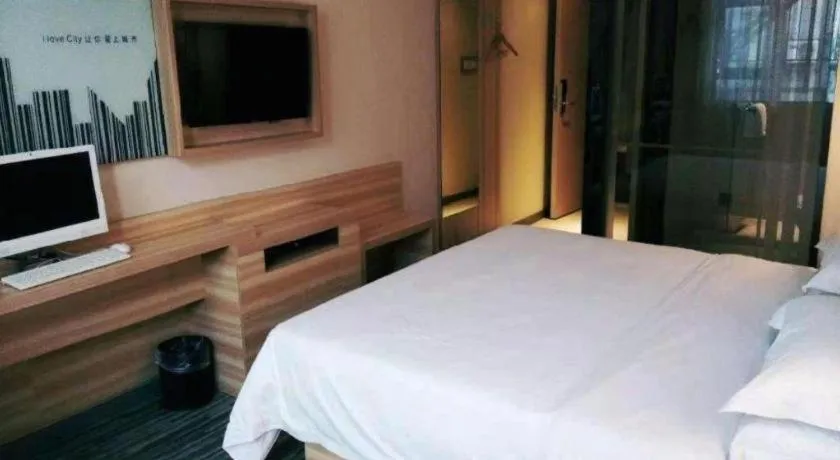 Bed in City Comfort Inn Changsha Window of the World Zhongmao City