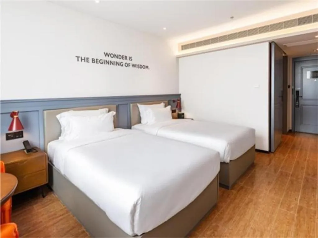 Bed in City Comfort Premier Hotel Wuhan Wangjiawan Hanyang Bus Station Metro Station