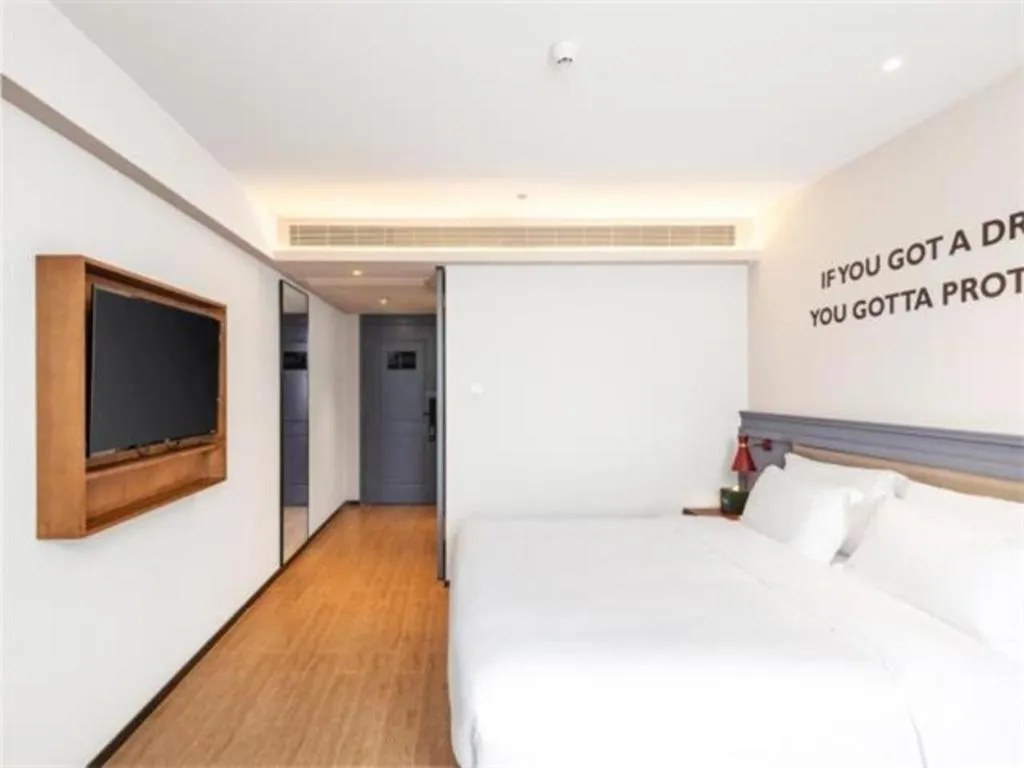 Bed in City Comfort Premier Hotel Wuhan Wangjiawan Hanyang Bus Station Metro Station