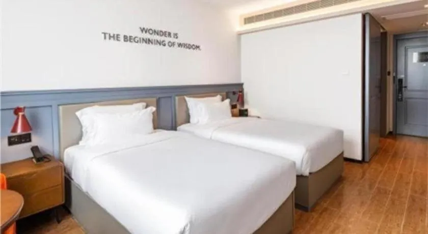 Bed in City Comfort Premier Hotel Wuhan Wangjiawan Hanyang Bus Station Metro Station