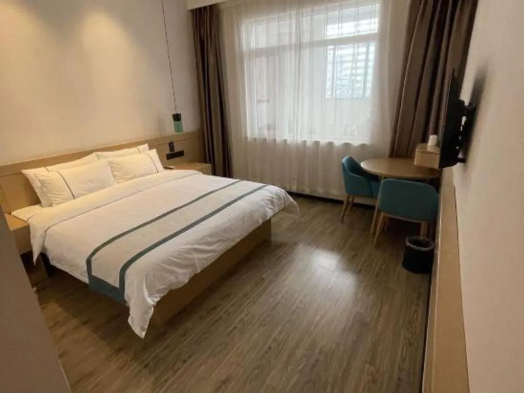 Bed in City Comfort Inn Dandong Railway Station Yalu River Scenic Area