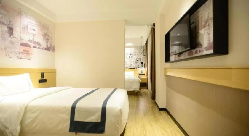 Bed in City Comfort Inn Dandong Railway Station Yalu River Scenic Area