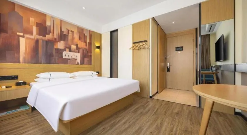 Bed in City Comfort Inn Dandong Railway Station Yalu River Scenic Area