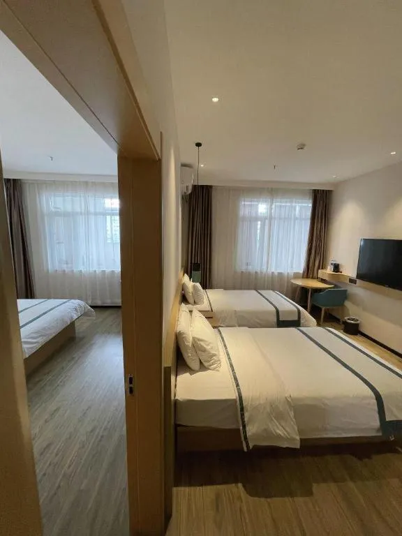 Bed in City Comfort Inn Dandong Railway Station Yalu River Scenic Area