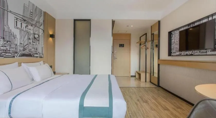 Bed in City Comfort Inn Dandong Railway Station Yalu River Scenic Area