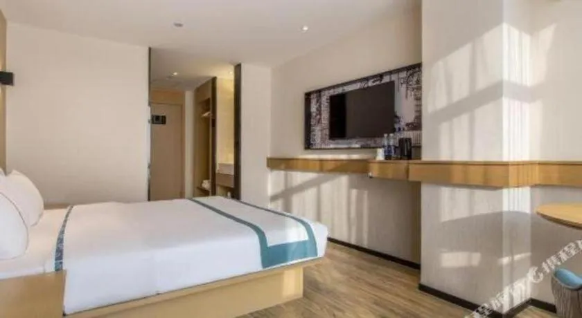 Bed in City Comfort Inn Dandong Railway Station Yalu River Scenic Area