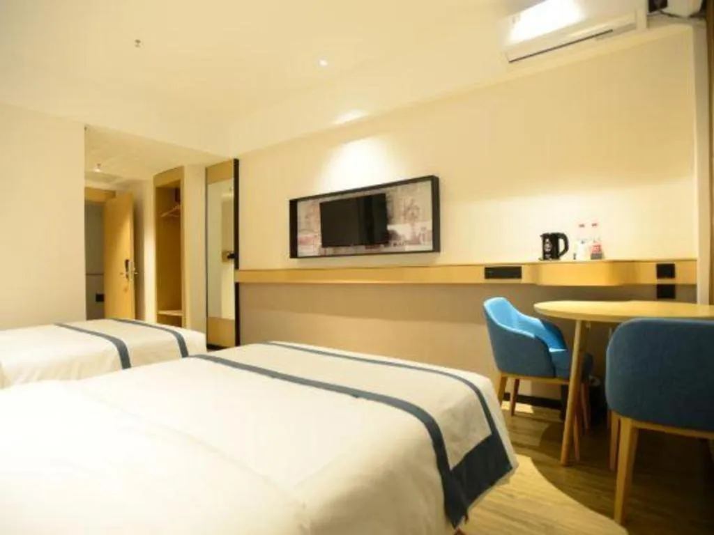 Bed in City Comfort Inn Dandong Railway Station Yalu River Scenic Area