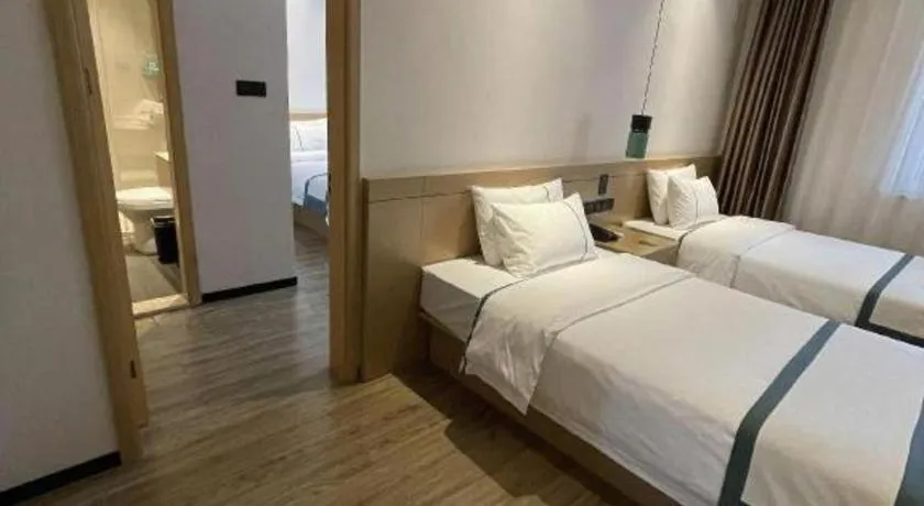 Bed in City Comfort Inn Dandong Railway Station Yalu River Scenic Area