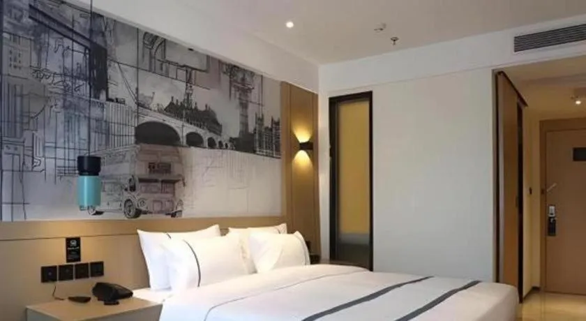 Bed in City Comfort Inn Dandong Railway Station Yalu River Scenic Area