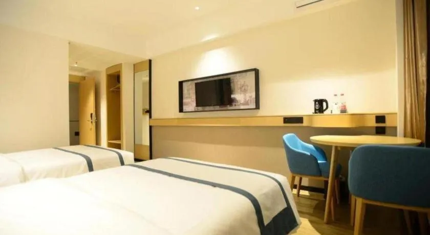 Bed in City Comfort Inn Dandong Railway Station Yalu River Scenic Area