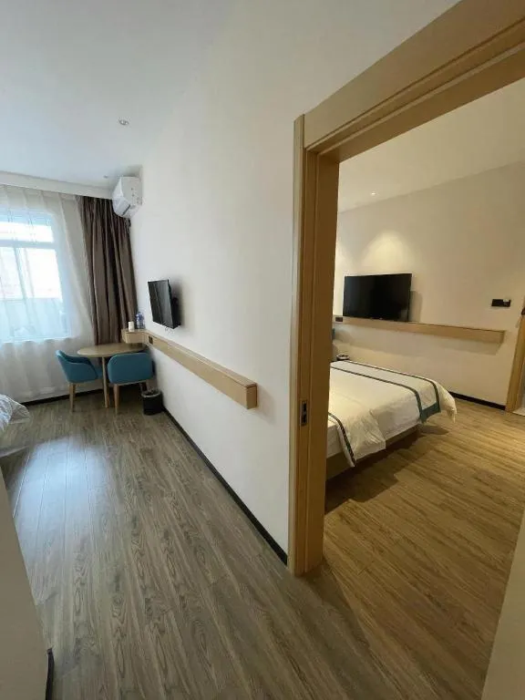 Bed in City Comfort Inn Dandong Railway Station Yalu River Scenic Area