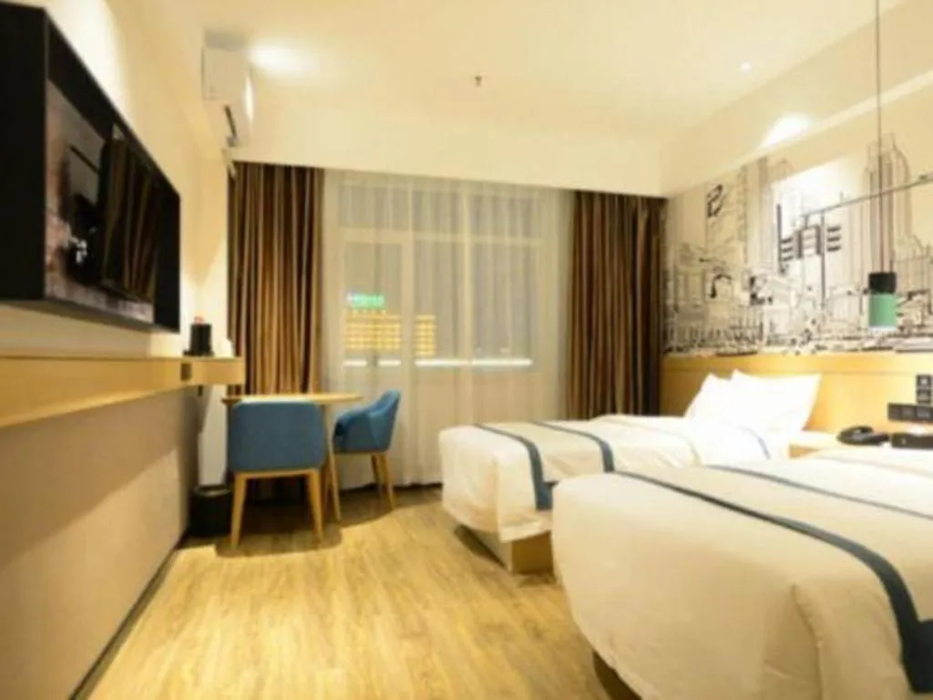 Bed in City Comfort Inn Dandong Railway Station Yalu River Scenic Area