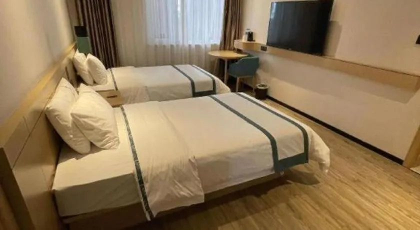 Bed in City Comfort Inn Dandong Railway Station Yalu River Scenic Area