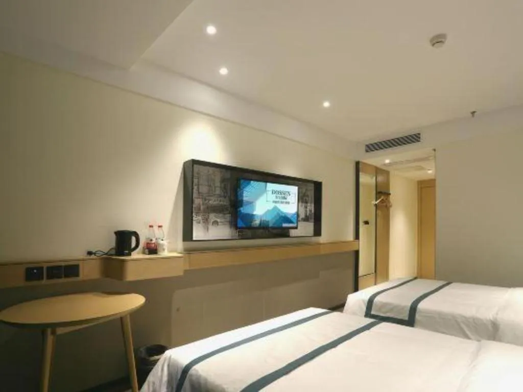 Bed in City Comfort Inn Dandong Railway Station Yalu River Scenic Area