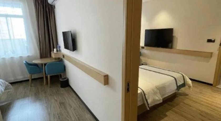 Bed in City Comfort Inn Dandong Railway Station Yalu River Scenic Area