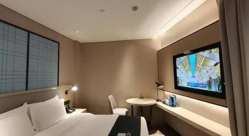 Bed in Echarm Hotel Changsha Wuyi Square Railway Metro Station