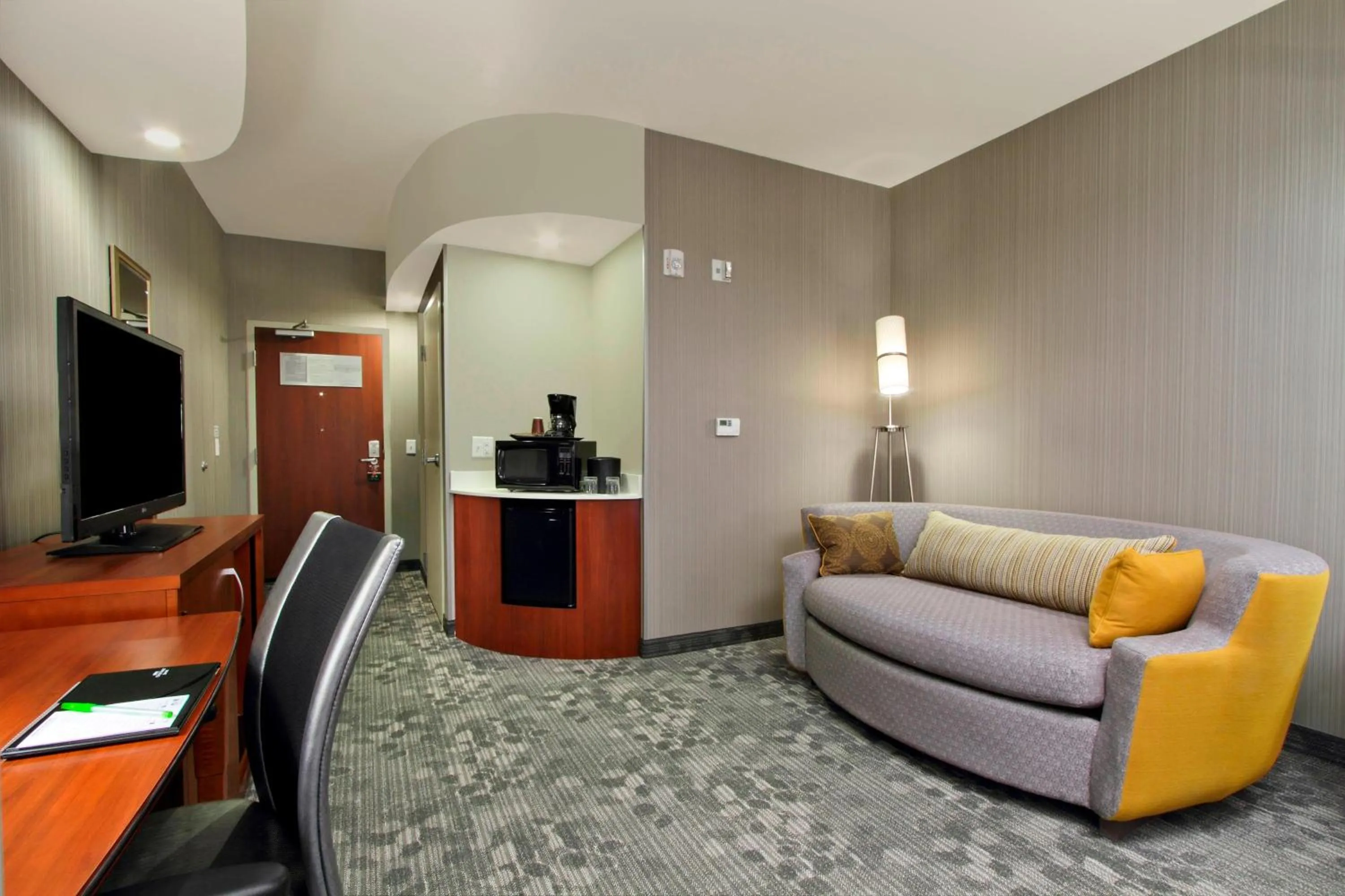 Living room in Courtyard by Marriott Victoria