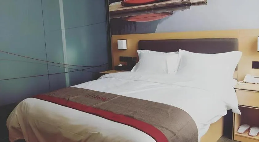Bed in Thank Inn Plus Hotel Guangdong Yunfu Luoding City Municipal