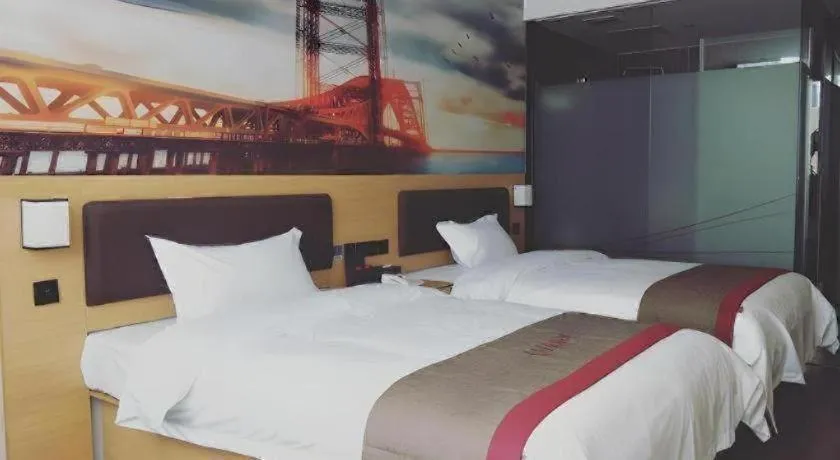Bed in Thank Inn Plus Hotel Guangdong Yunfu Luoding City Municipal