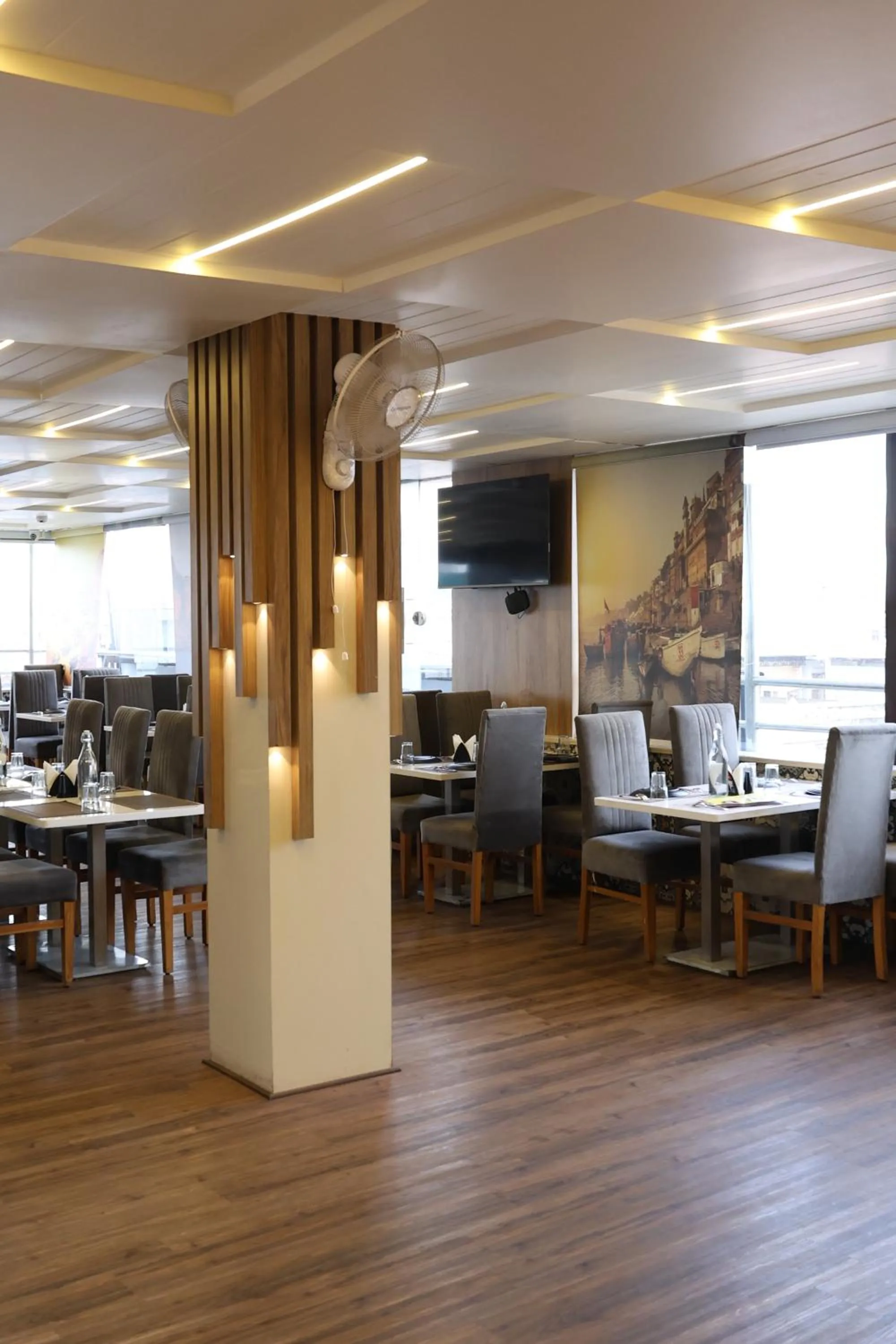 Restaurant/places to eat in HOTEL DEVA INN