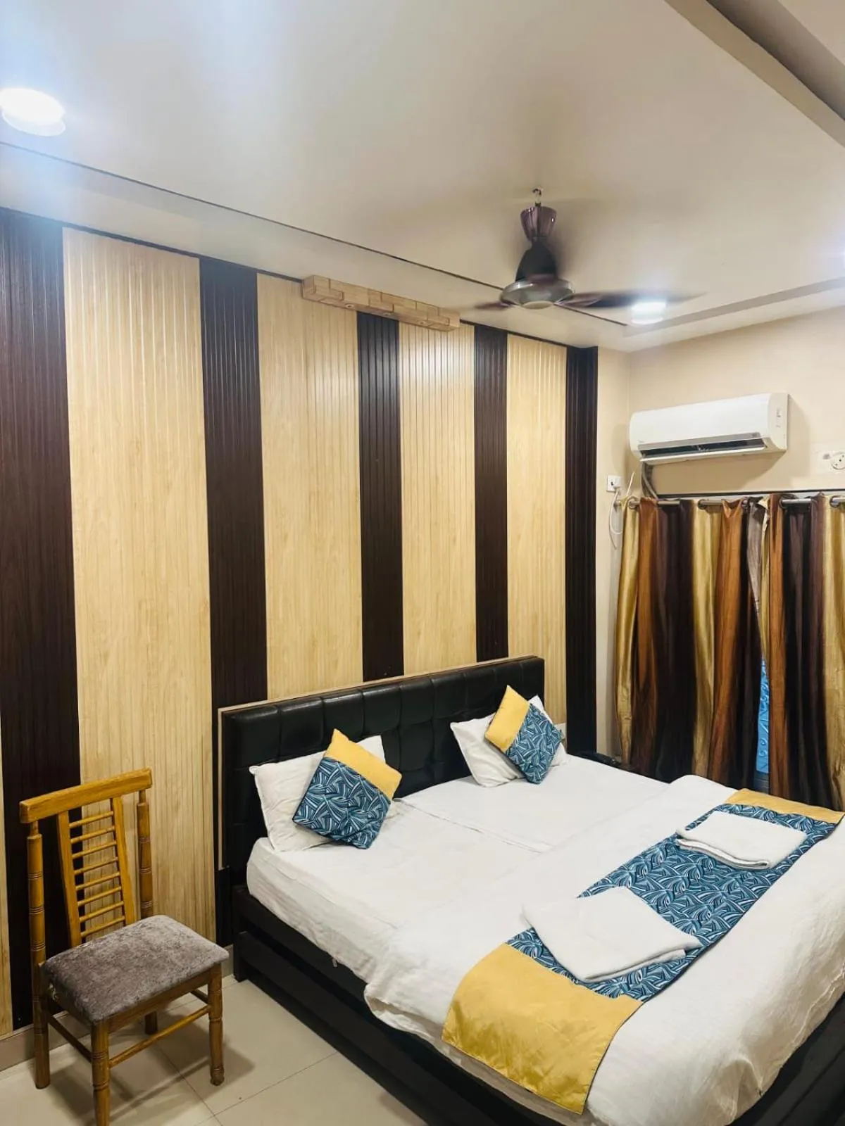 Bed in HOTEL DEVA INN