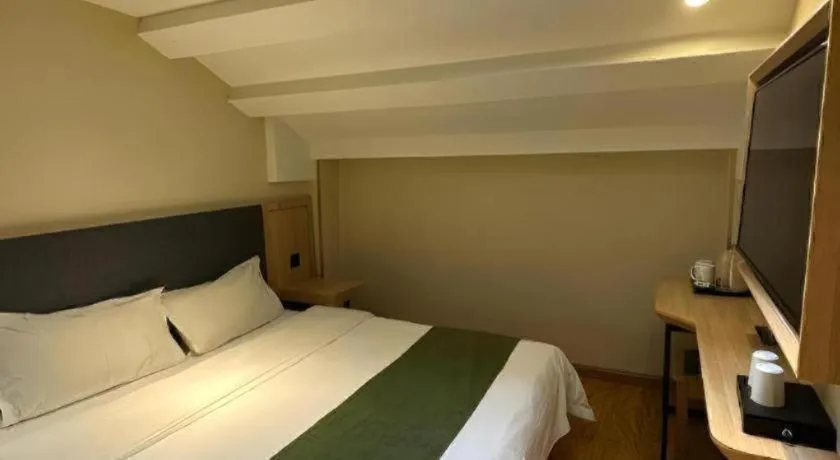 Bed in Green Tree Inn Express Beijing Xicheng District Dazhalan