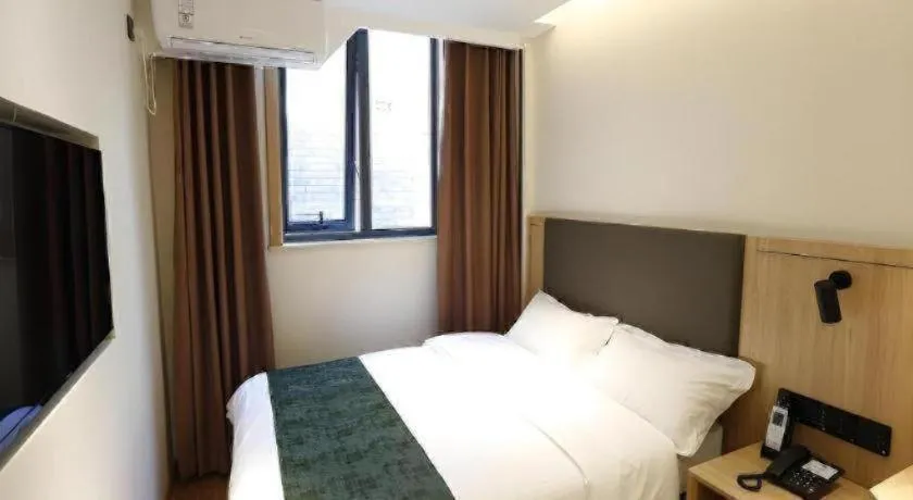 Bed in Green Tree Inn Express Beijing Xicheng District Dazhalan