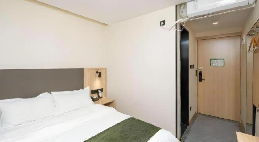 Bed in Green Tree Inn Express Beijing Xicheng District Dazhalan