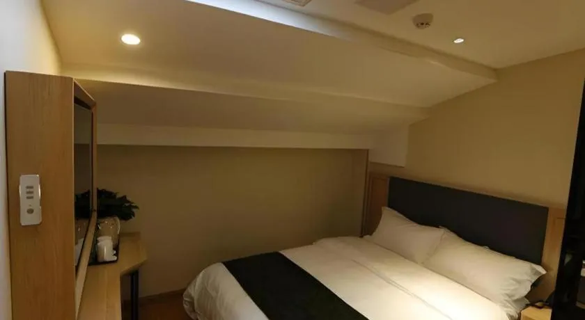Bed in Green Tree Inn Express Beijing Xicheng District Dazhalan