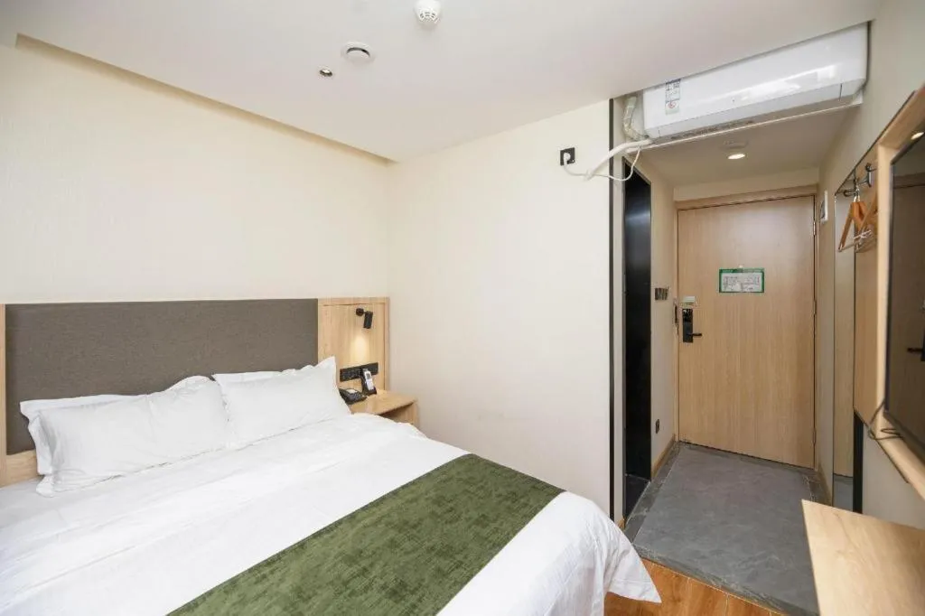 Bed in Green Tree Inn Express Beijing Xicheng District Dazhalan