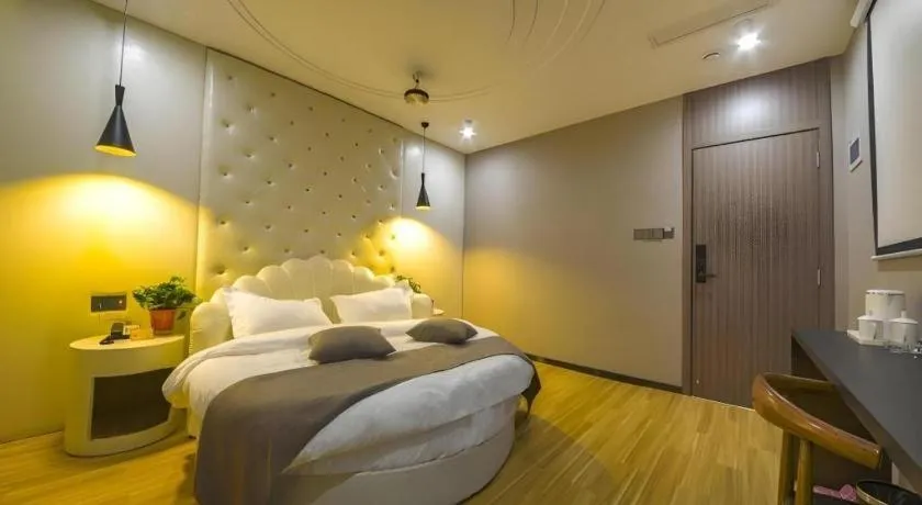 Bed in Shell Hotel Zhengzhou East High-Speed Railway Station Zhengdong Commerical Center