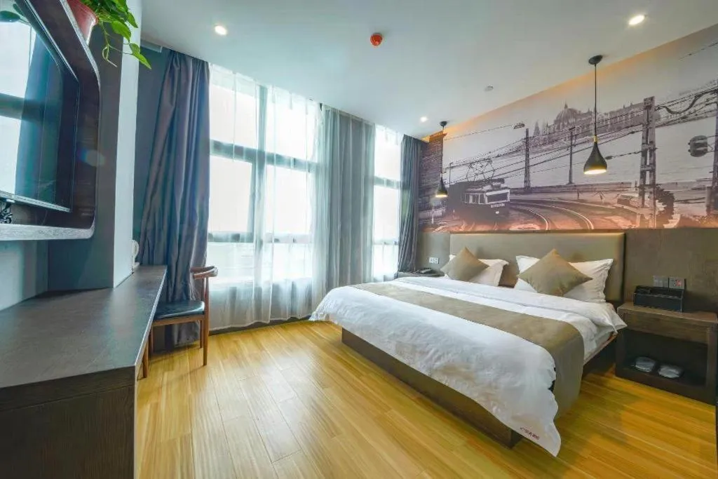 Bed in Shell Hotel Zhengzhou East High-Speed Railway Station Zhengdong Commerical Center