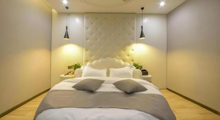 Bed in Shell Hotel Zhengzhou East High-Speed Railway Station Zhengdong Commerical Center