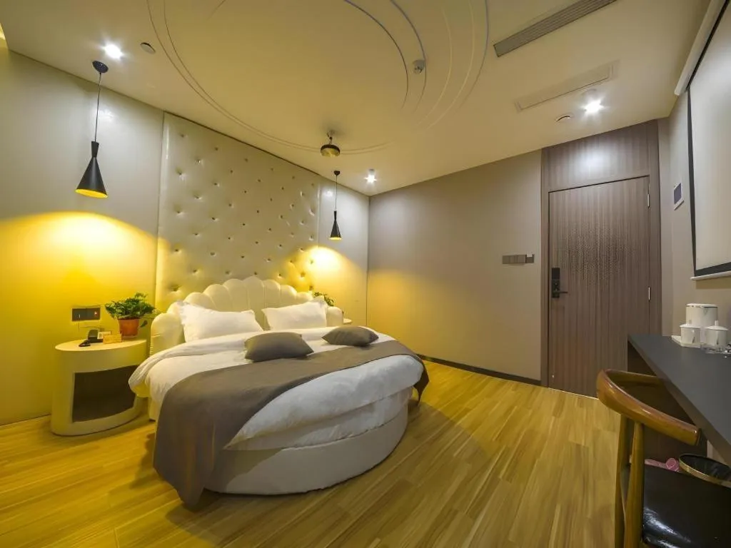 Bed in Shell Hotel Zhengzhou East High-Speed Railway Station Zhengdong Commerical Center