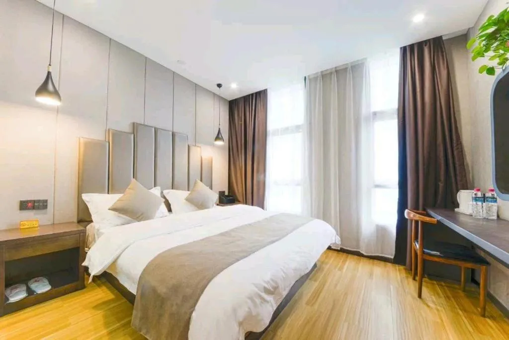 Bed in Shell Hotel Zhengzhou East High-Speed Railway Station Zhengdong Commerical Center