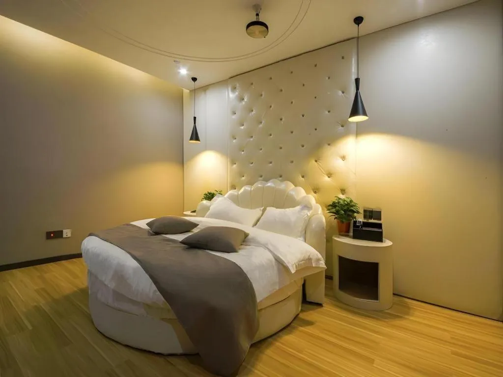 Bed in Shell Hotel Zhengzhou East High-Speed Railway Station Zhengdong Commerical Center